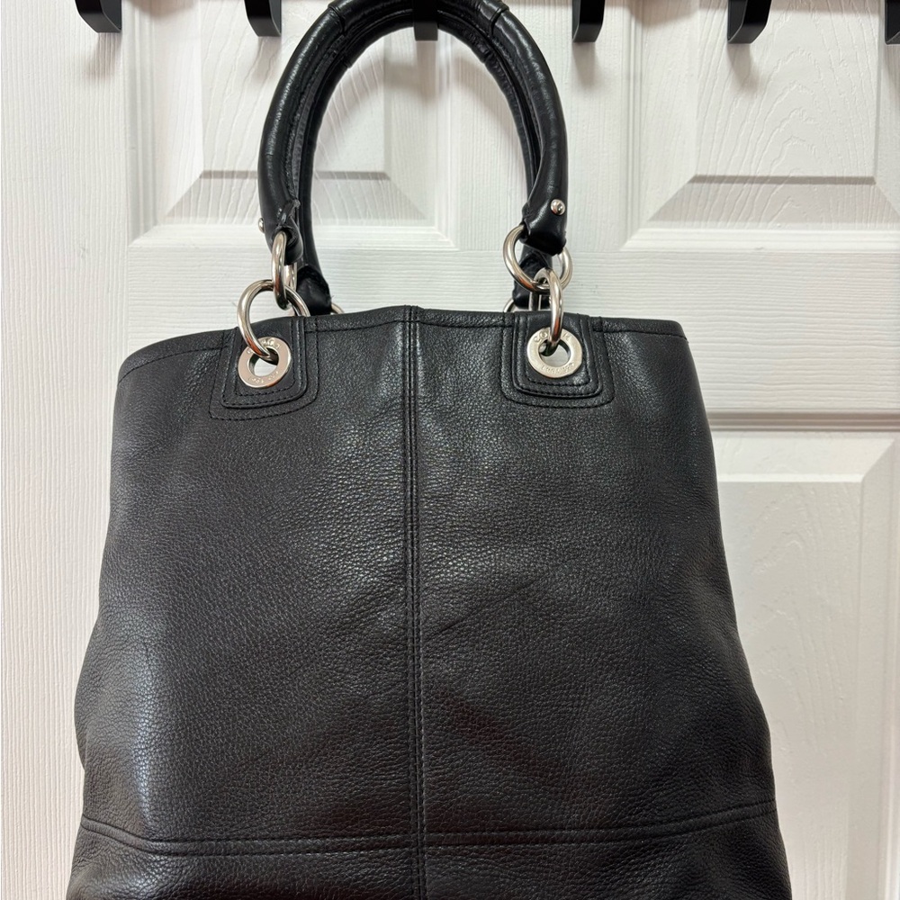 Coach K1073-F15694 Hamptons Large Black Pebbled Leather Turnlock Tote in VGUC - Picture 4 of 16